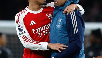 琼斯：加布里埃尔和萨利巴面对曼联时非常脆弱，有时甚至有些软弱